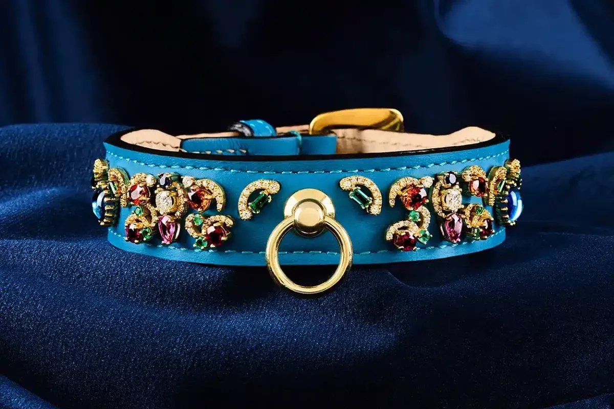 MAYADORO High Jewellery Dog Collar with sapphires and diamonds – handcrafted in Italy to honour the bond with your dog.