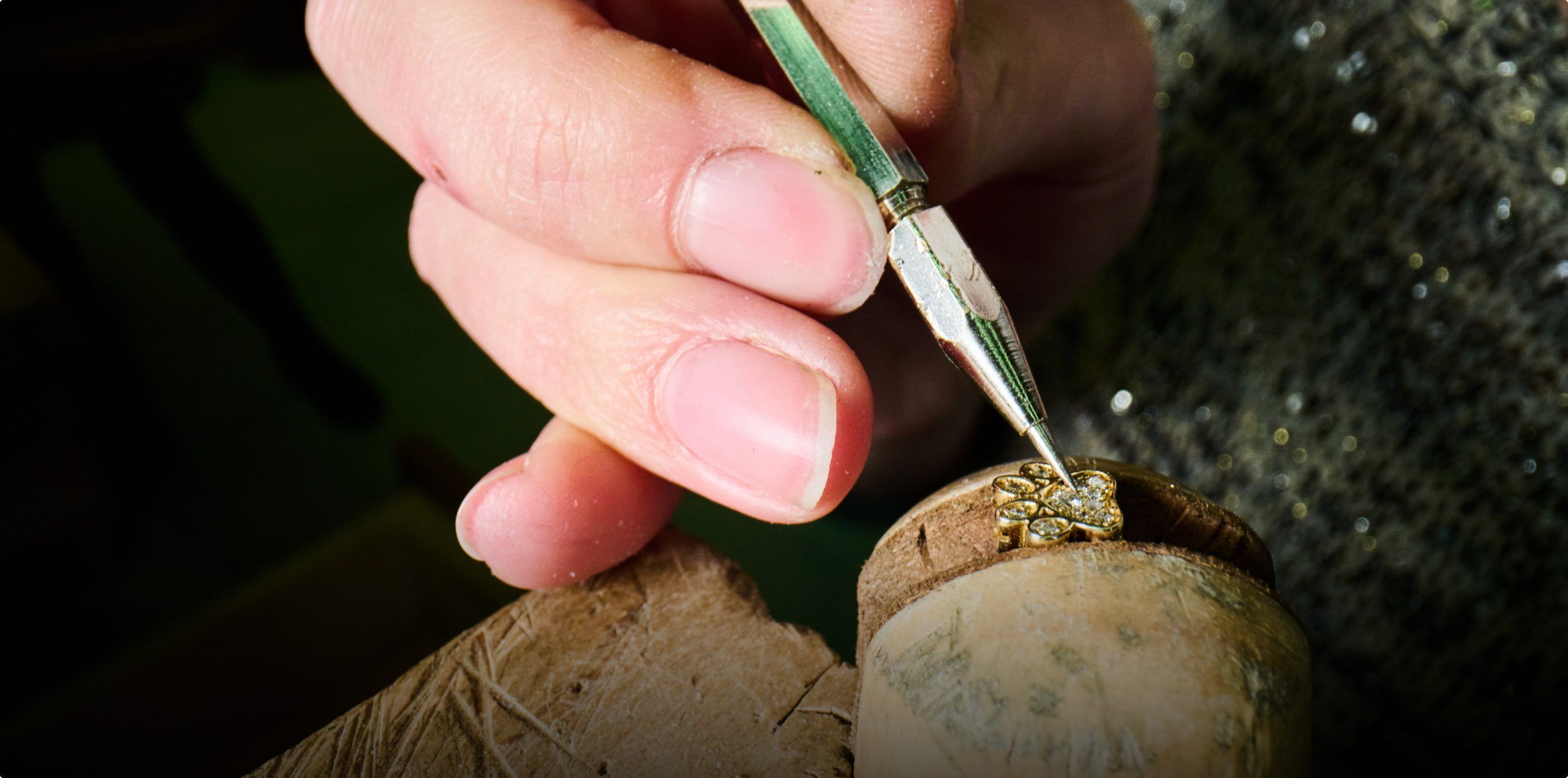 Handcrafting a MAYADORO gold and diamond dog jewellery piece. A tribute to artisanal excellence and timeless devotion.