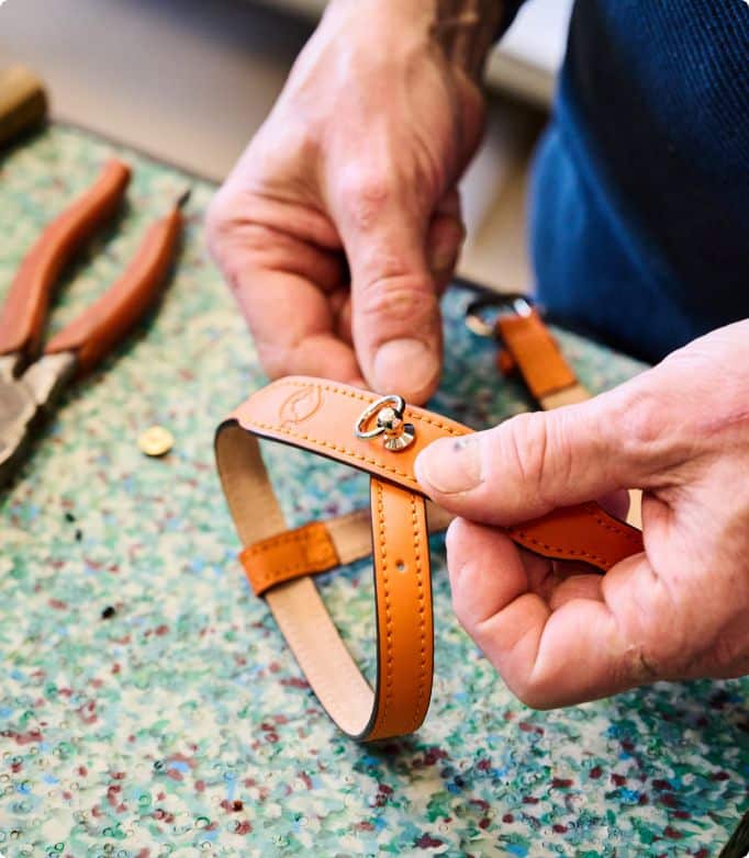 Personalized finishing of a handcrafted MAYADORO harness – preserving artisanal heritage